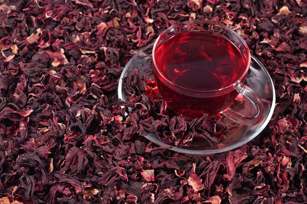 hibiskus herbatę w suszone płatki hibiskusa - Zdjęcie, obraz