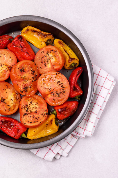 Roast Peppers and Tomatoes on Black Plate Grilled Vegetables on Plate Top View - Foto, Imagem