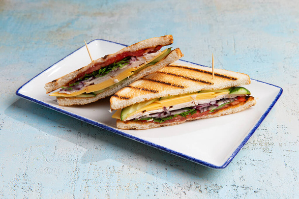 sendviče se sýrem a masem na talíři - Fotografie, Obrázek