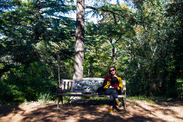 Femme dans le jardin botanique et parc, arbres et portrait décontracté de jeune fille dans le jardin - Photo, image