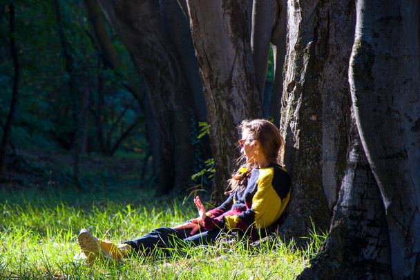 Botanik bahçesindeki ve parktaki kadın, ağaçlar ve bahçedeki sıradan genç kız portresi - Fotoğraf, Görsel