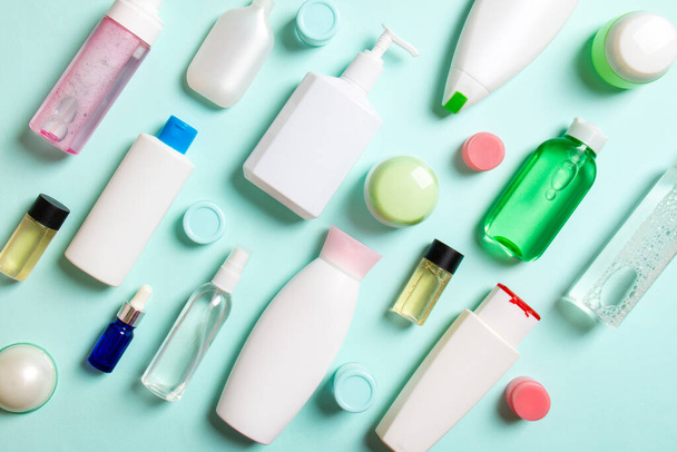 Csoport műanyag testápoló palack Lapos összetételű kozmetikai termékek színes háttér üres hely az Ön számára design. Fehér kozmetikai tartályok készlete, felülnézetből, fénymásoló felülettel. - Fotó, kép