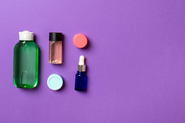 Maqueta de marca Cosmetics SPA, vista superior con espacio para copiar. conjunto de tubos y frascos de crema plana sobre fondo de color. - Foto, imagen