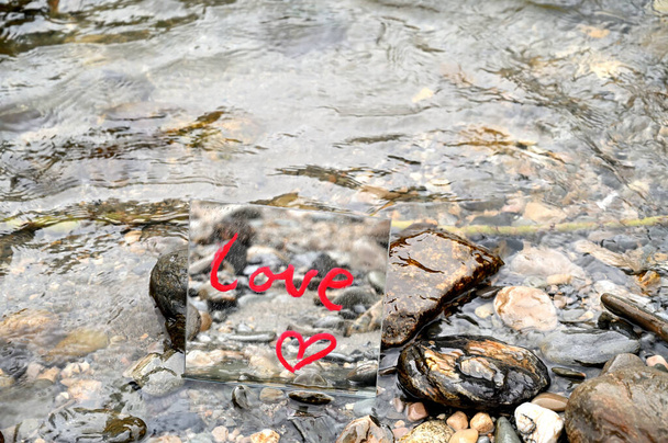 Ερωτικό μήνυμα γραμμένο με κόκκινο κραγιόν στον καθρέφτη που στέκεται στο ποτάμι. - Φωτογραφία, εικόνα