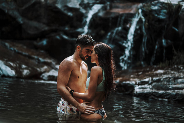 Um jovem casal bonito em uma piscina cachoeira - Foto, Imagem