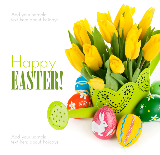 huevos de Pascua con tulipanes amarillos en la regadera - Foto, Imagen