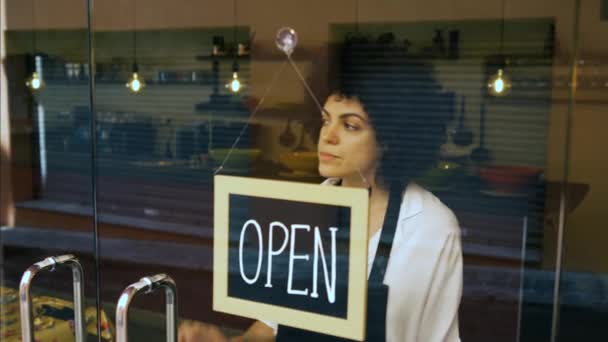 Geschäftsfrau klebt geschlossenes Schild an die Glastür einer Bar oder eines Restaurants. Inhaber eines Kleinunternehmens, Menschen und Krisenkonzept. - Filmmaterial, Video