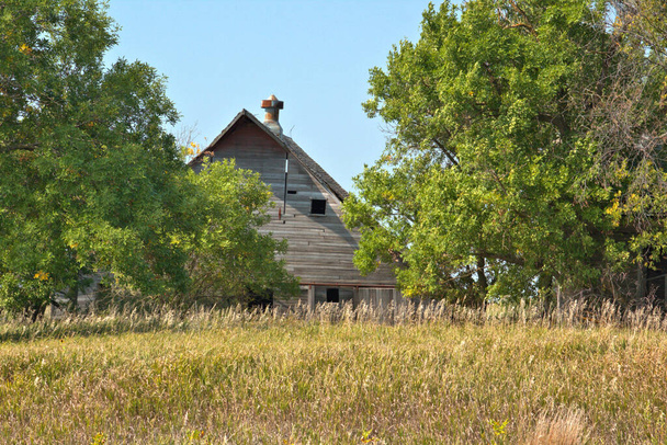 Grandes étables en bois parsèment le paysage de l'Amérique rurale - Photo, image