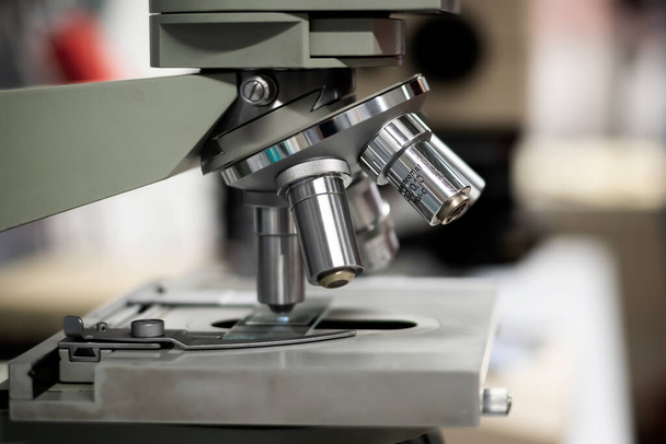 Nahmikroskop mit Metalllinse für die Laborforschung. - Foto, Bild