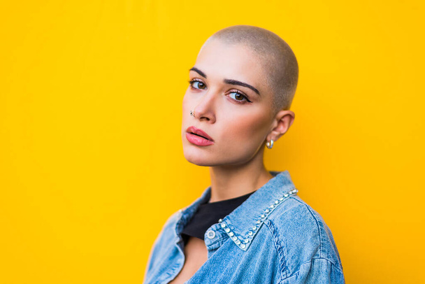 Pretty girl with stylish clothes posing - Beautiful woman with shaved head portrait - Foto, Imagen