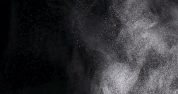 Siyah arkaplanda izole edilmiş toz - Video, Çekim
