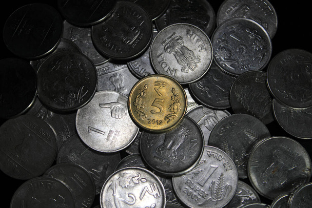 Stock pile de 1, 2, 5, 10 roupie indienne monnaie de monnaie en métal isolé. Financier, économie, Bancaire et concept d'investissement de change. Pièce d'or de 5 roupies surlignée. - Photo, image