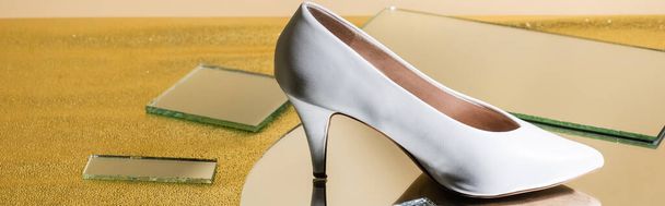 elegantní bílá podpatková bota na zrcadlovém povrchu, banner - Fotografie, Obrázek