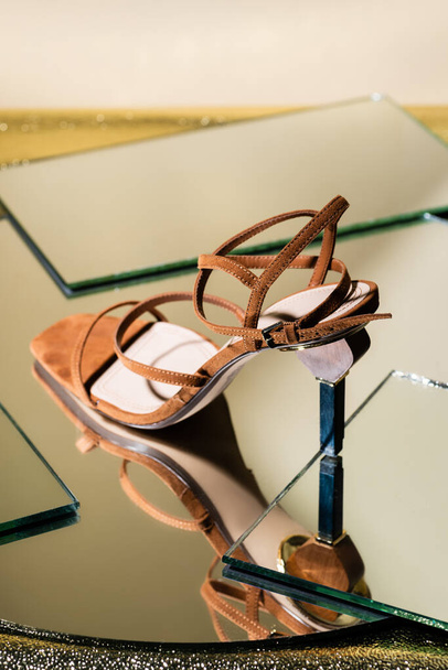 sandálias de salto elegante camurça marrom na superfície do espelho - Foto, Imagem