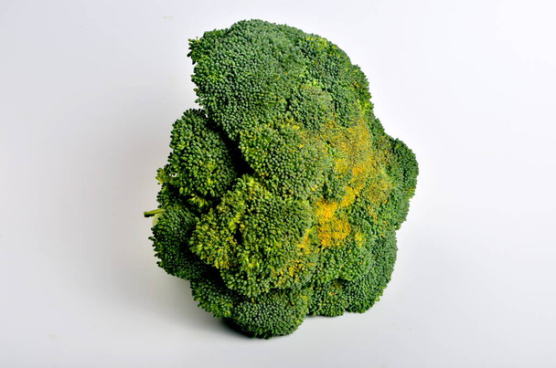 cabeza de brócoli sobre el fondo blanco - Foto, imagen
