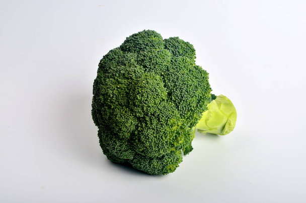 cabeza de brócoli sobre el fondo blanco - Foto, imagen