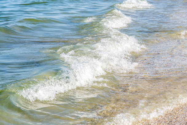 A beautiful closeup focus shot of sea waves hitting the shore - Foto, imagen