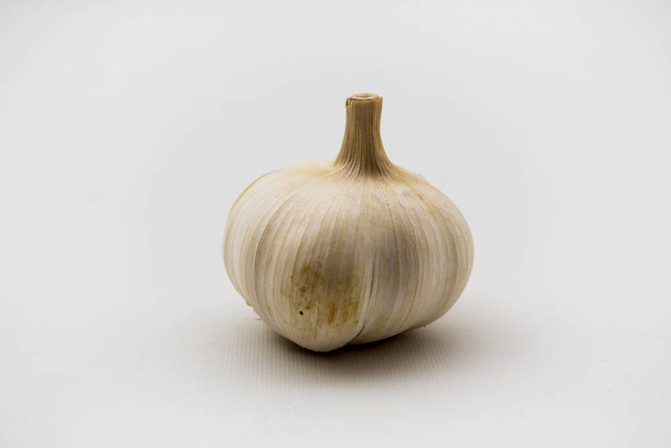 A closeup shot of fresh garlic isolated on a white background - Valokuva, kuva