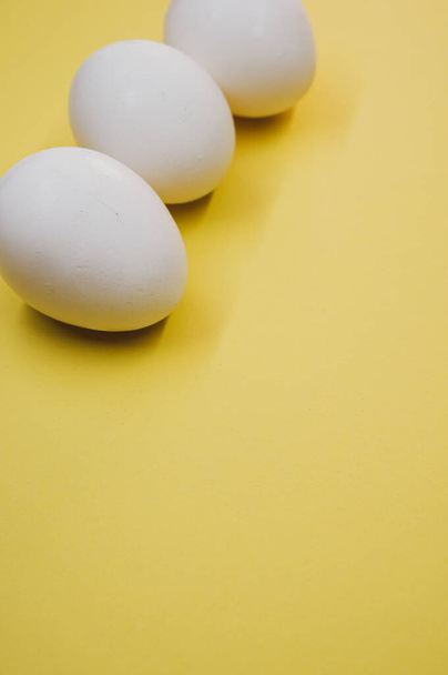 A vertical shot of white eggs - Foto, Imagem