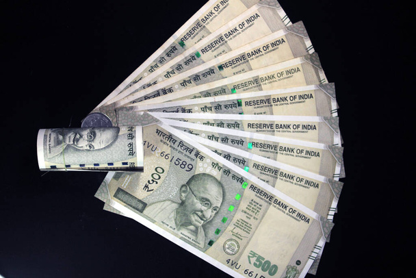 Indiai valuta. 500 rúpiás bankjegy. Ötszáz rúpia indiai valuta elszigetelt fekete háttér. - Fotó, kép