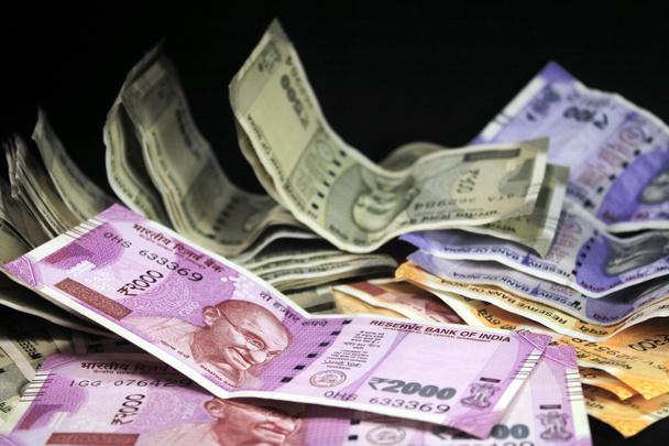 Indiai valuta. 50, 200, 500 és 2000 rúpiás bankjegy. Indiai valuta elszigetelt fekete háttér. - Fotó, kép