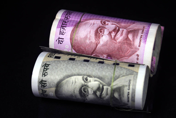 Új indiai valuta. 500, és 2000 rúpiás bankjegy. Indiai valuta elszigetelt fekete háttér. - Fotó, kép