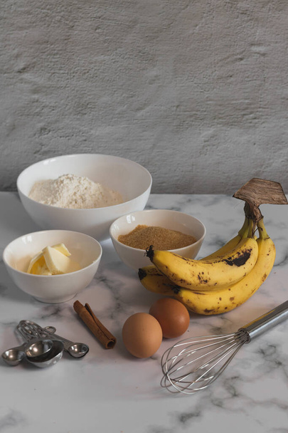A vertical shot of ingredients for baking banana bread in the kitchen - Foto, Bild