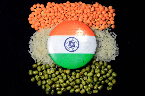 15 de agosto Conceito do Dia da Independência da Índia, bandeira indiana feita por grãos isolados em fundo preto. Dia da Independência da Índia 15 de agosto fotografia conceitual: Bandeira Nacional da Índia tricolor do pulso. - Foto, Imagem