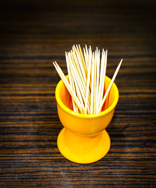 A high angle shot of toothpicks in a small bowl - Foto, Bild