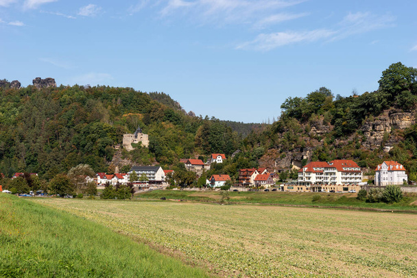 Vista dos lados do rio Elba nas montanhas de arenito Elba, resort Rathen. Suíça saxã. Alemanha - Foto, Imagem