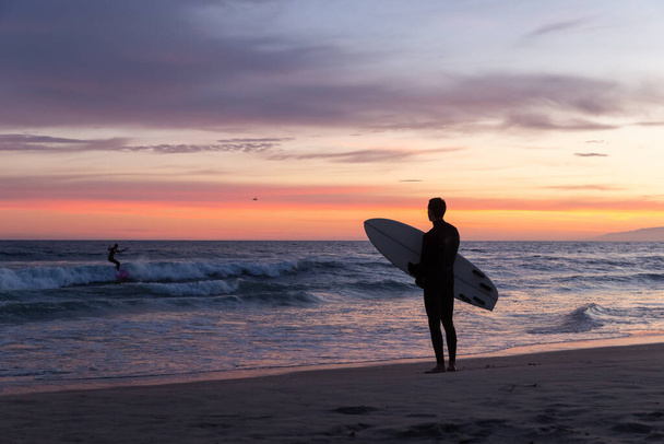 A silhouette of a surfer at the Venice beach in California during sunset - Foto, Imagem