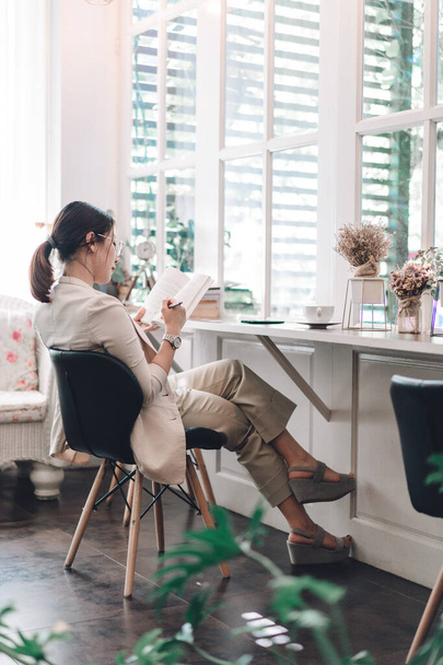 mujeres de negocios que trabajan y beben un poco de café en la mesa - Foto, Imagen