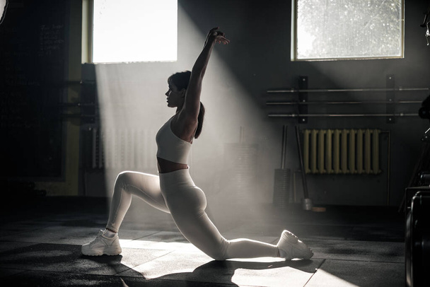 Mulher atlética fazer Yoga alongamento no ginásio . - Foto, Imagem