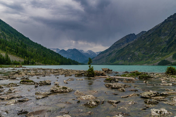 Horské jezero s tyrkysovou vodou - Fotografie, Obrázek