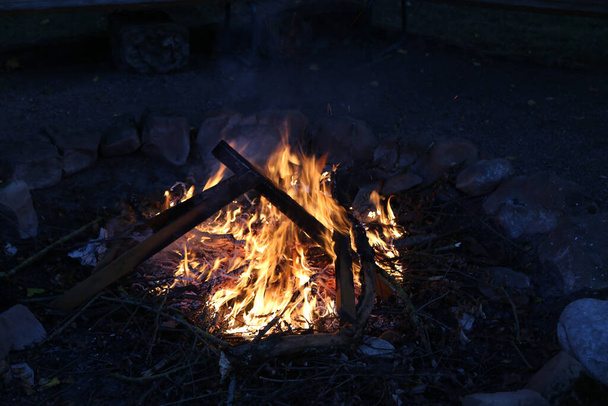 A high angle shot of a bonfire during the night - Φωτογραφία, εικόνα