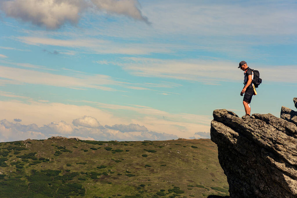 Um homem em um dos picos das belezas dos Cárpatos, montanhas dos Cárpatos, cume montenegrino, montanha Eared Stone. 2020 - Foto, Imagem