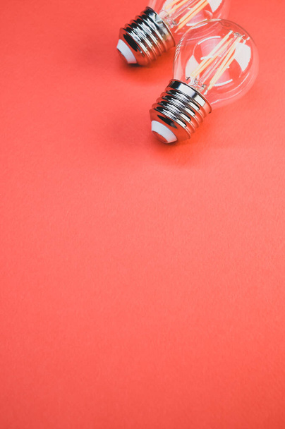 A vertical shot of incandescent light bulbs - Foto, afbeelding
