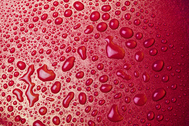 赤ガラスの質感の背景に水の滴 - 写真・画像