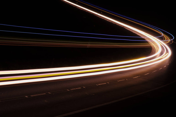 оранжевые огни машины ночью. длительное воздействие - Фото, изображение