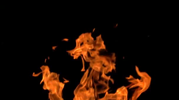 Lassú mozgású videó a tűzről és a lángokról.Egy tűzrakó hely, égő gáz vagy benzin ég a tűzzel és a lángokkal.Lángok és égő szikrák közelről, tűz mintázatok.A pokol tüze a sötétben fénymásolási hellyel - Felvétel, videó