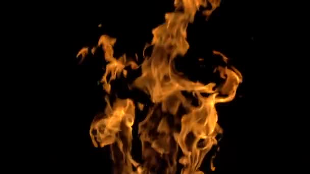Slow-motion video van vuur en vlammen.Een vuurkorf, brandend gas of benzine brandt met vuur en vlammen.Vlammen en brandende vonken close-up, vuurpatronen.Een helse gloed van vuur in het donker met kopieerruimte - Video