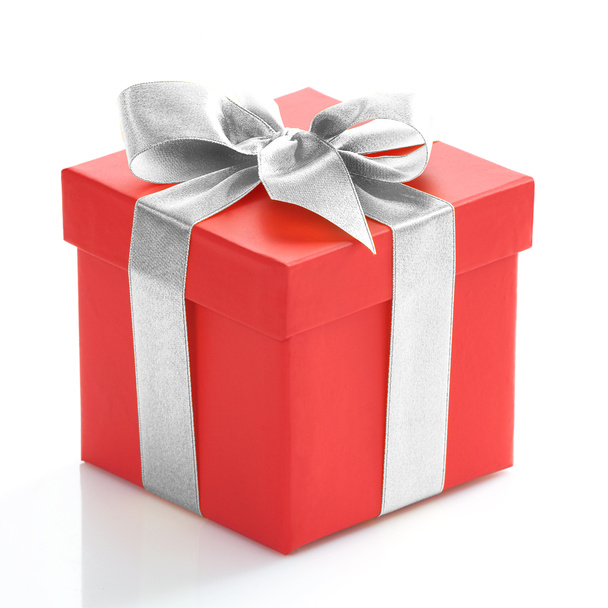 Boîte cadeau rouge simple avec ruban d'or sur fond blanc
. - Photo, image