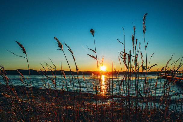 A beautiful sunset scenery on the coast of the sea - Valokuva, kuva