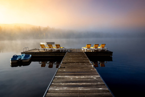 Lac-Superieur rıhtımının manzarası, sisli bir sabah, Laurentides, Mont-Titrek, Quebec, Kanada - Fotoğraf, Görsel