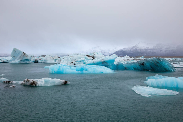 A mesmerizing view of melted iceberg chunks in Jokulsarlon, Iceland - Foto, afbeelding