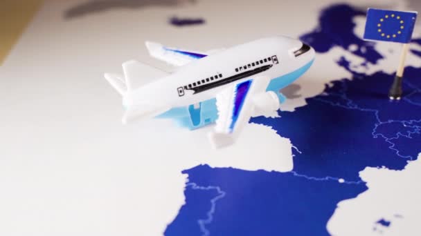 Zabawkowy samolot nad mapą na szczycie mapy 26 krajów, które tworzą strefę Schengen - Materiał filmowy, wideo
