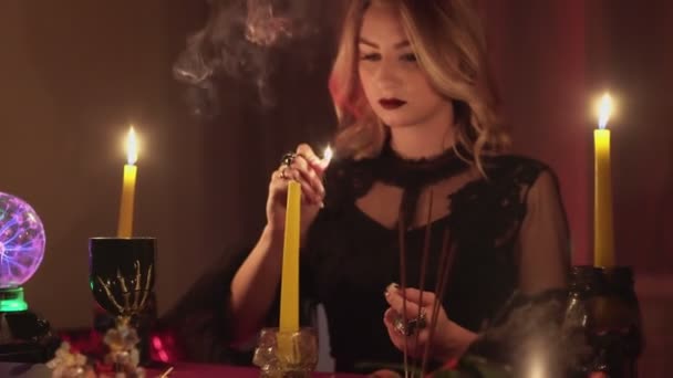 Ženské čarodějky jasnovidky zapalují svíčku pro rituály - Záběry, video