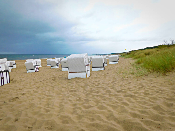 Strandstoelen aan het strand aan de Baltische kust - Foto, afbeelding