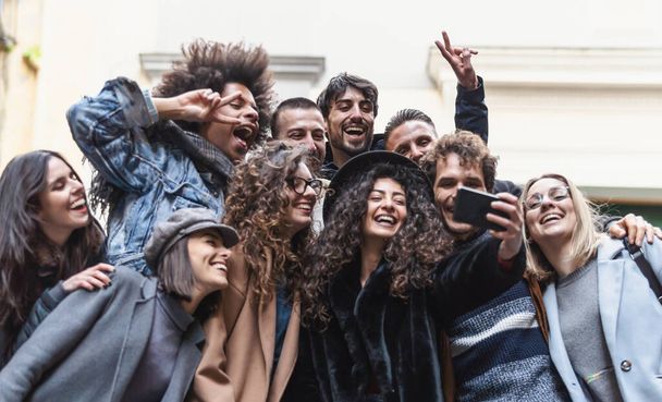 Молодые люди делают селфи с мобильного смартфона на открытом воздухе - Счастливые друзья весело с приложением социальных медиа - Молодежь тысячелетия и технологии концепции - Фото, изображение