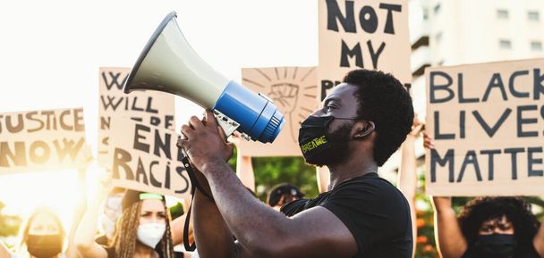 Aktivista mozgalom tiltakozik a rasszizmus ellen és az egyenlőségért - tüntetők a különböző kultúrákból és faji tüntetések az utcán az egyenlő jogokért - Fekete élet anyag tiltakozik a város koncepciója - Fotó, kép